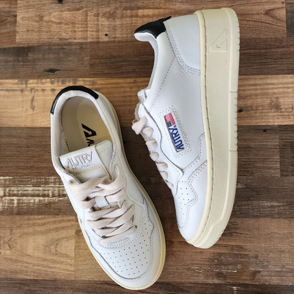 AUTRY Medalist Low-Top Women Leather Sneakers LL22 - Picture 2 of 12